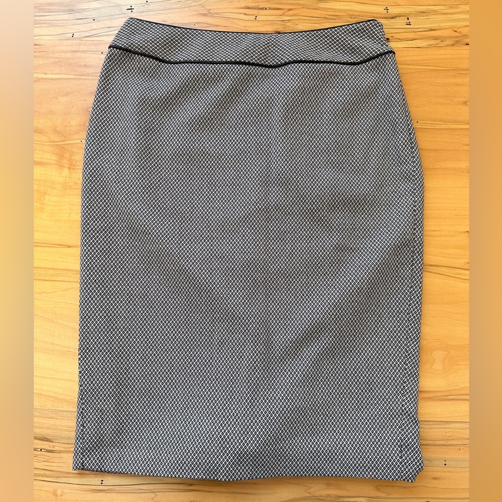 The Limited Black White Pattern Liner Pencil Skirt Size 4